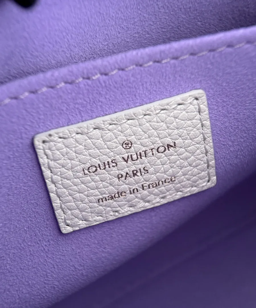 Кожаная нашивка с тиснением Louis Vuitton Paris на фиолетовой подкладке