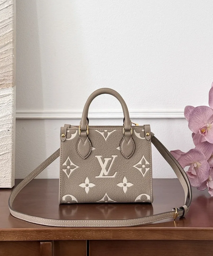 Серо-бежевая сумка Louis Vuitton OnTheGo BB с прикрепленным плечевым ремнем