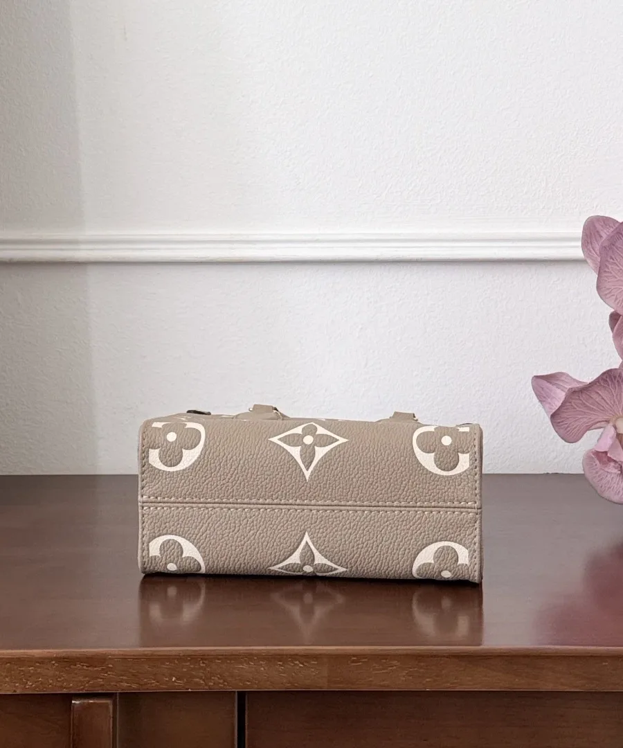 Нижняя часть серо-бежевой сумки Louis Vuitton OnTheGo BB с узором Monogram