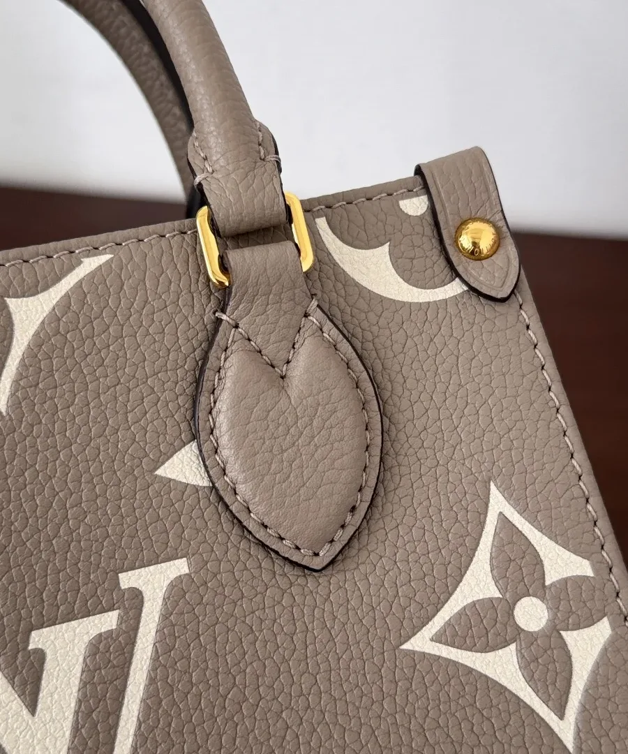 Крупный план крепления ручки и текстуры кожи сумки Louis Vuitton OnTheGo BB