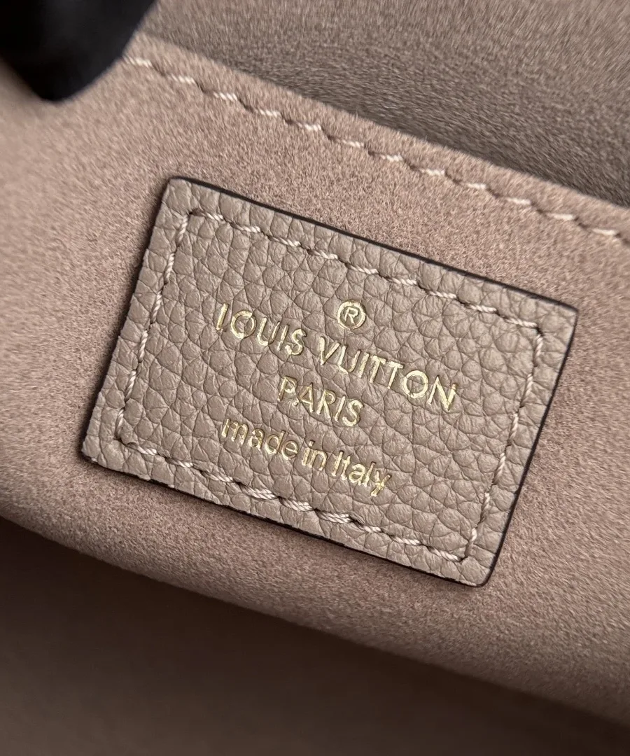 Кожаная нашивка с тиснением Louis Vuitton Paris внутри сумки