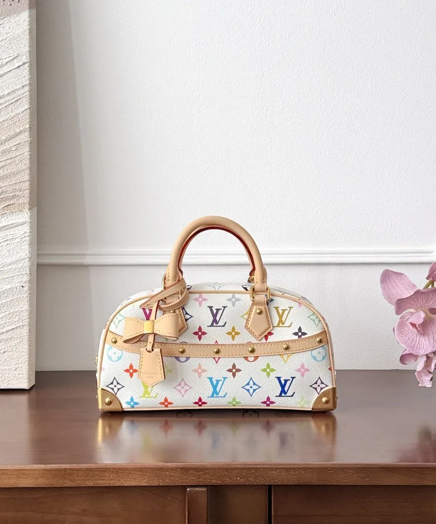 Белая сумка Louis Vuitton с разноцветным принтом Monogram на деревянном столе
