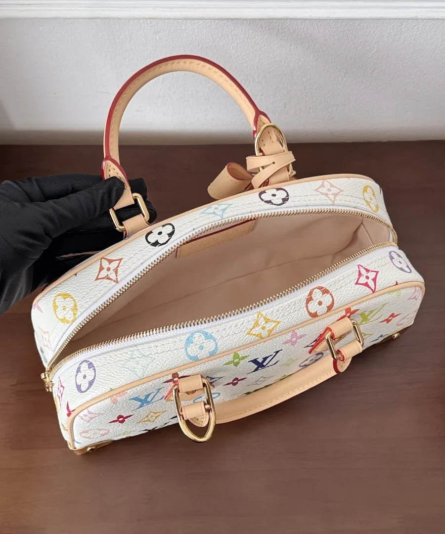 Открытая белая сумка Louis Vuitton с видом на внутреннее отделение