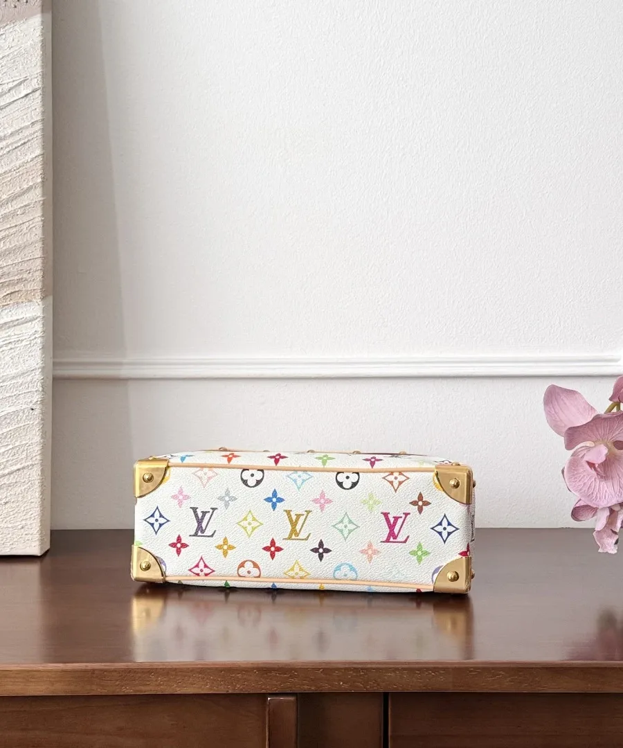 Вид снизу на белую сумку Louis Vuitton с разноцветным принтом Monogram