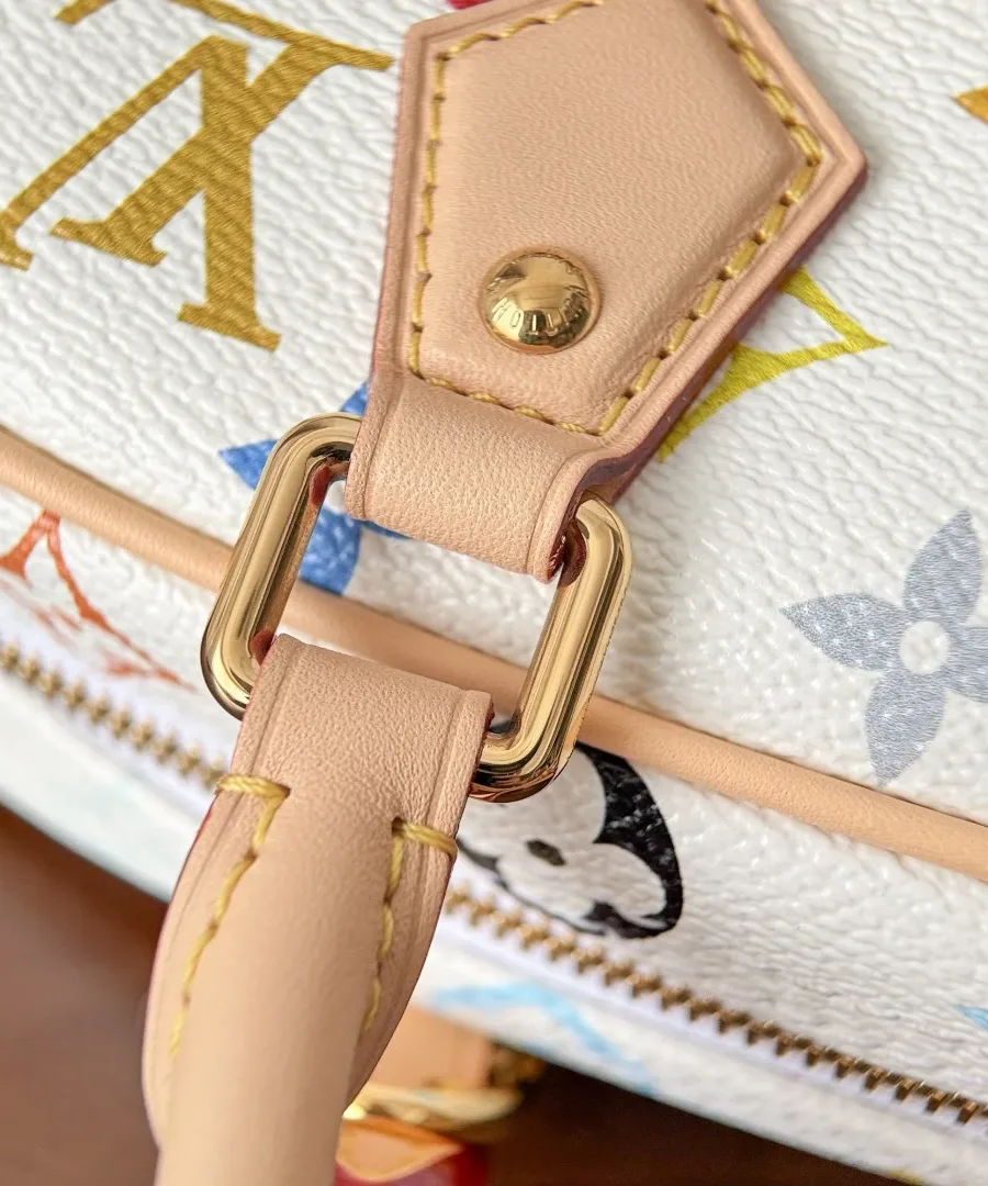 Крупный план крепления ручки белой сумки Louis Vuitton с золотистой фурнитурой