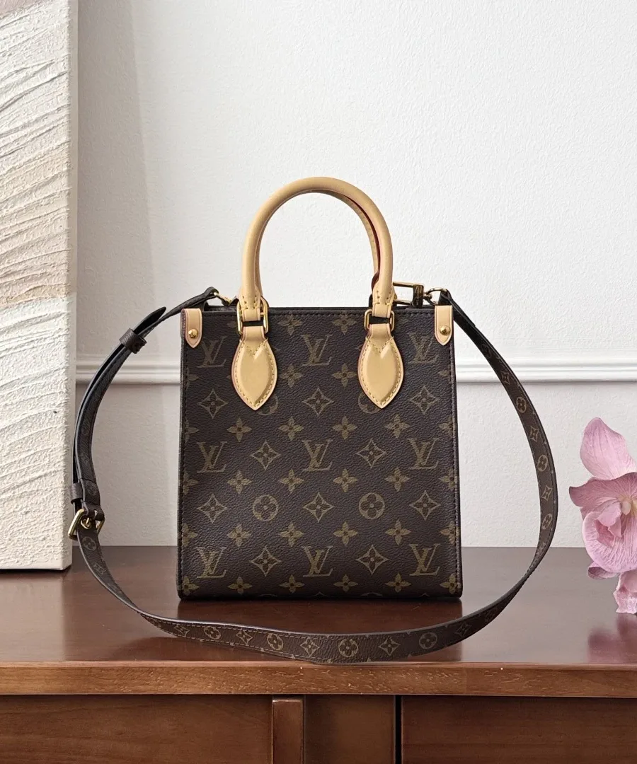 Коричневая сумка Louis Vuitton Sac Plat BB с плечевым ремнем, вид спереди