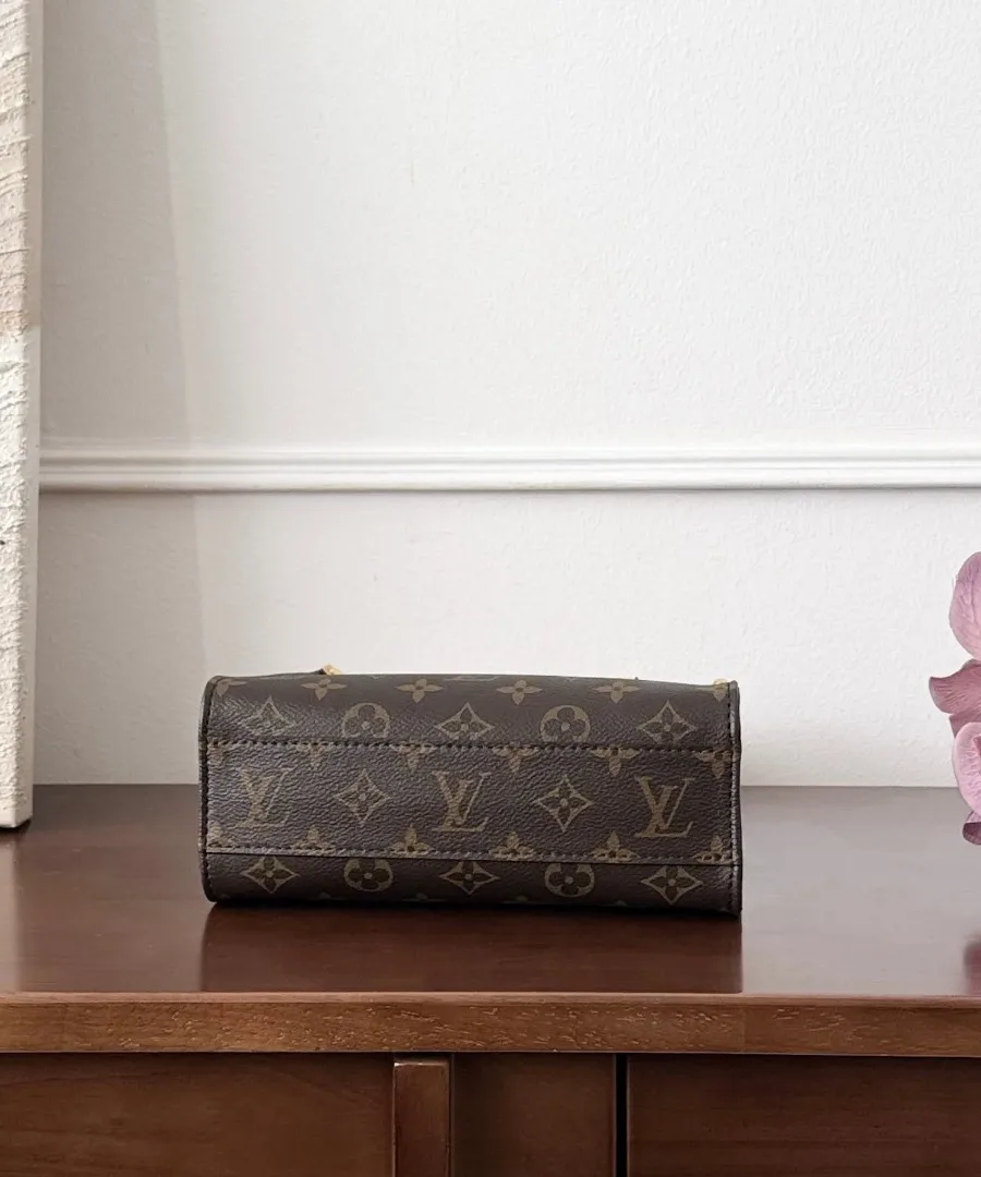 Коричневая сумка Louis Vuitton Sac Plat BB, вид снизу