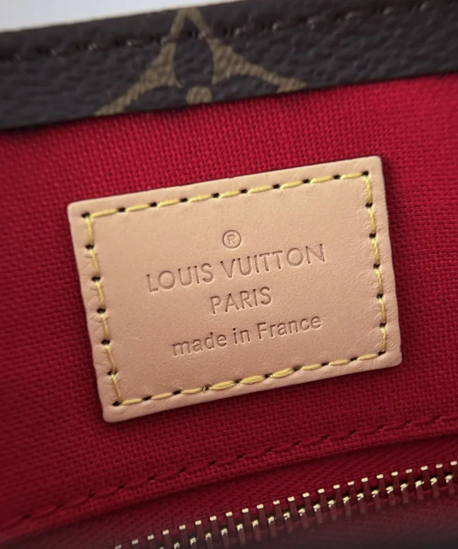 Кожаная нашивка с тиснением Louis Vuitton Paris на красной подкладке внутри сумки