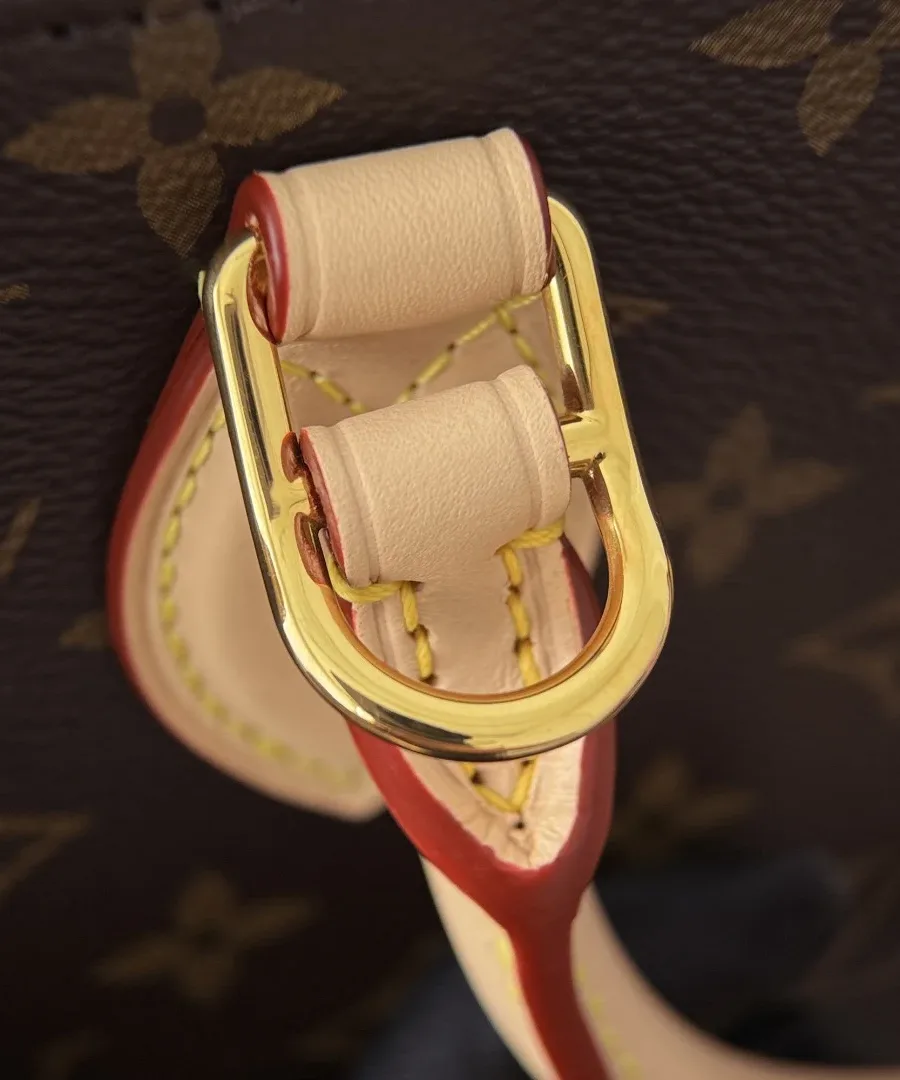 Золотистое крепление ручки сумки Louis Vuitton Sac Plat BB крупным планом