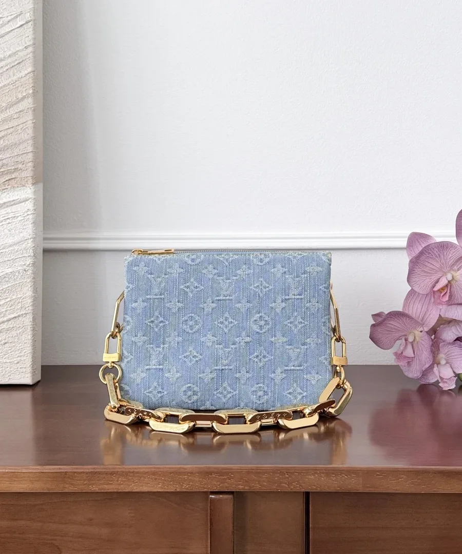 Сумка Louis Vuitton Coussin BB из голубого денима с золотистой цепочкой, вид спереди