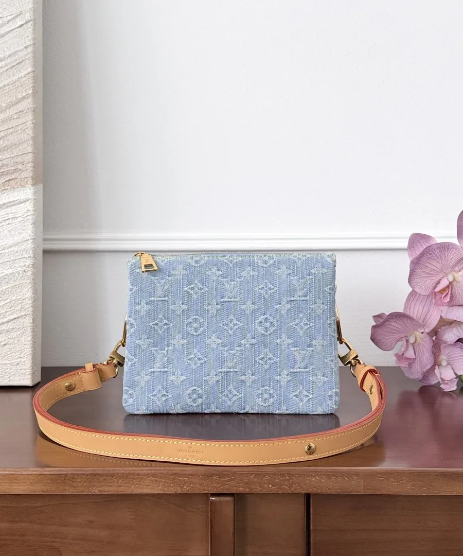 Сумка Louis Vuitton Coussin BB с кожаным плечевым ремнем, вид спереди