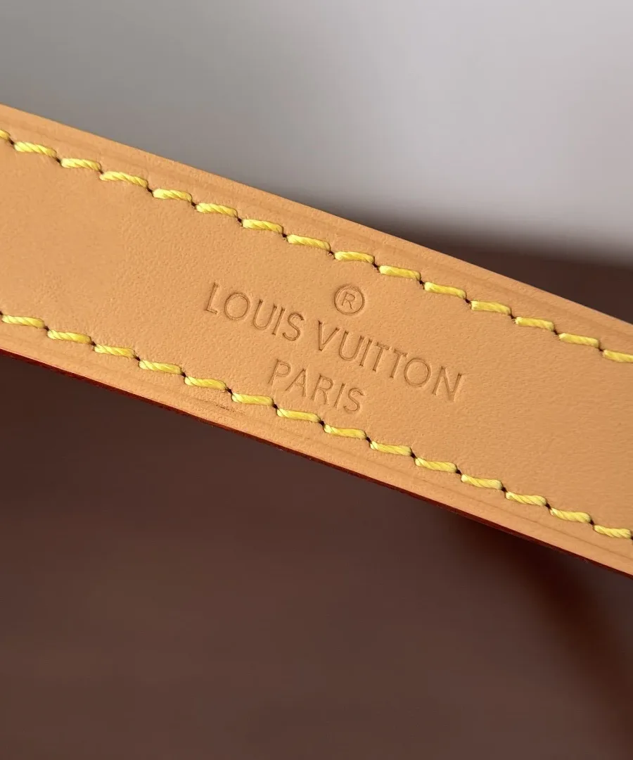 Тиснение Louis Vuitton Paris на кожаном плечевом ремне