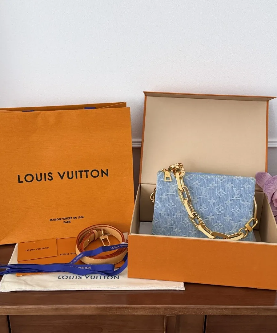Сумка Louis Vuitton Coussin BB рядом с фирменной коробкой и пакетом