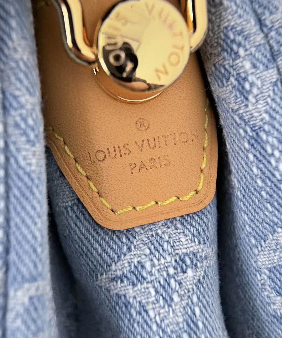 Кожаная нашивка с тиснением Louis Vuitton Paris на внутренней стороне сумки