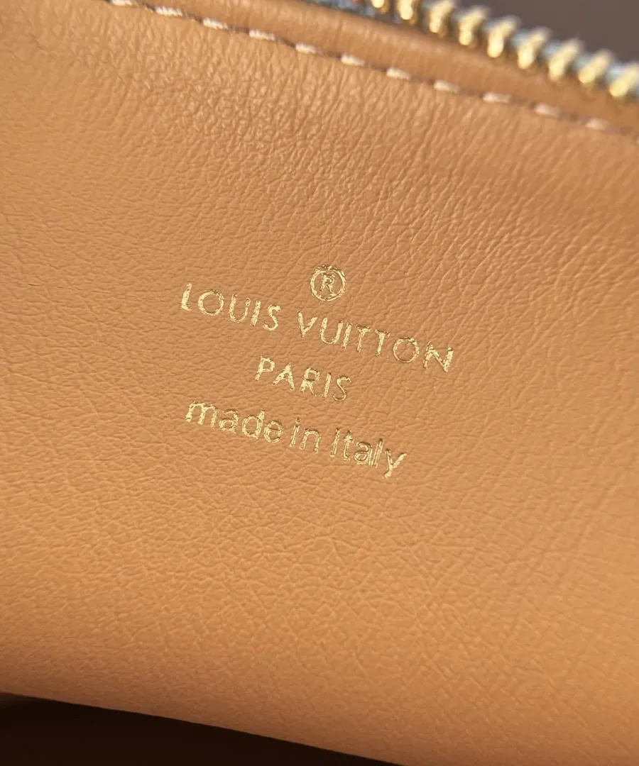 Тиснение Louis Vuitton Paris made in Italy на бежевой кожаной подкладке