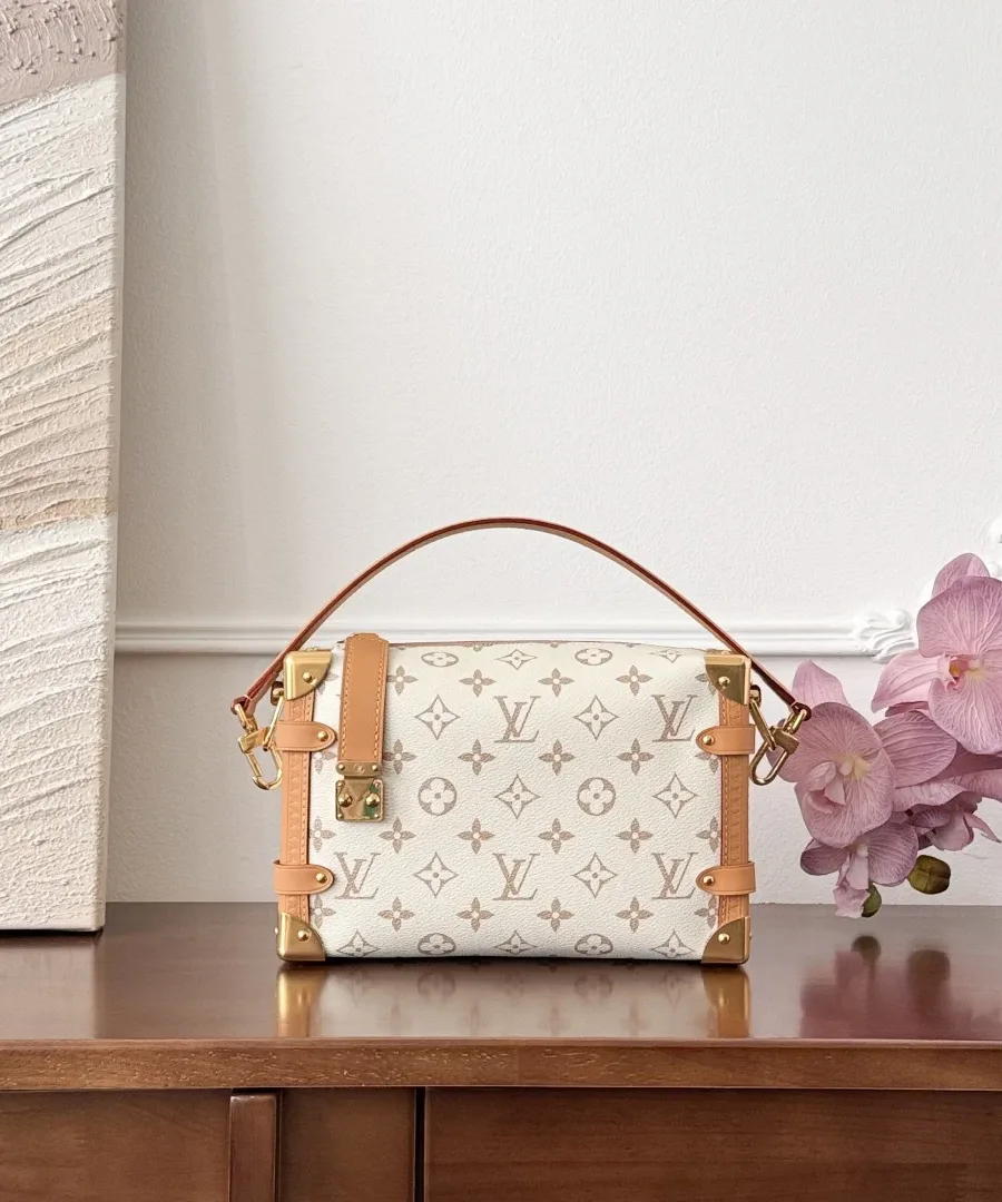 Бежевая сумка Louis Vuitton Side Trunk с монограммой, вид спереди с короткой ручкой