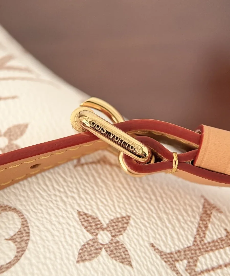Крепление плечевого ремня к сумке с гравировкой Louis Vuitton