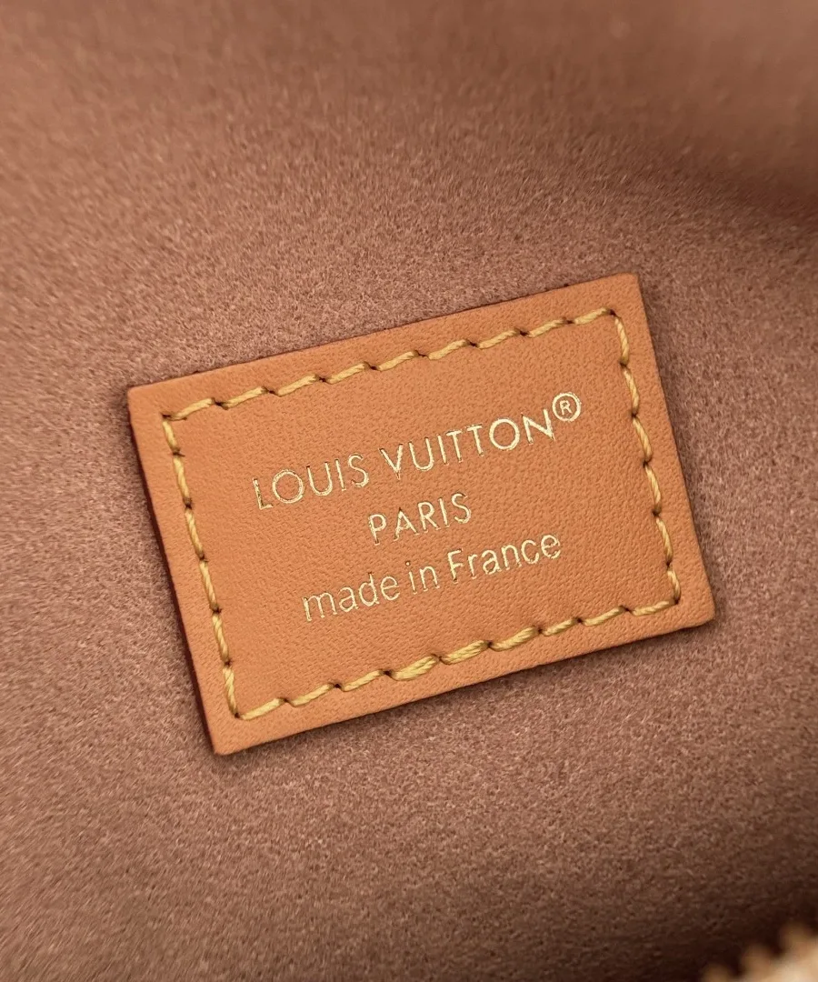 Внутреннее отделение сумки с кожаной нашивкой Louis Vuitton Paris