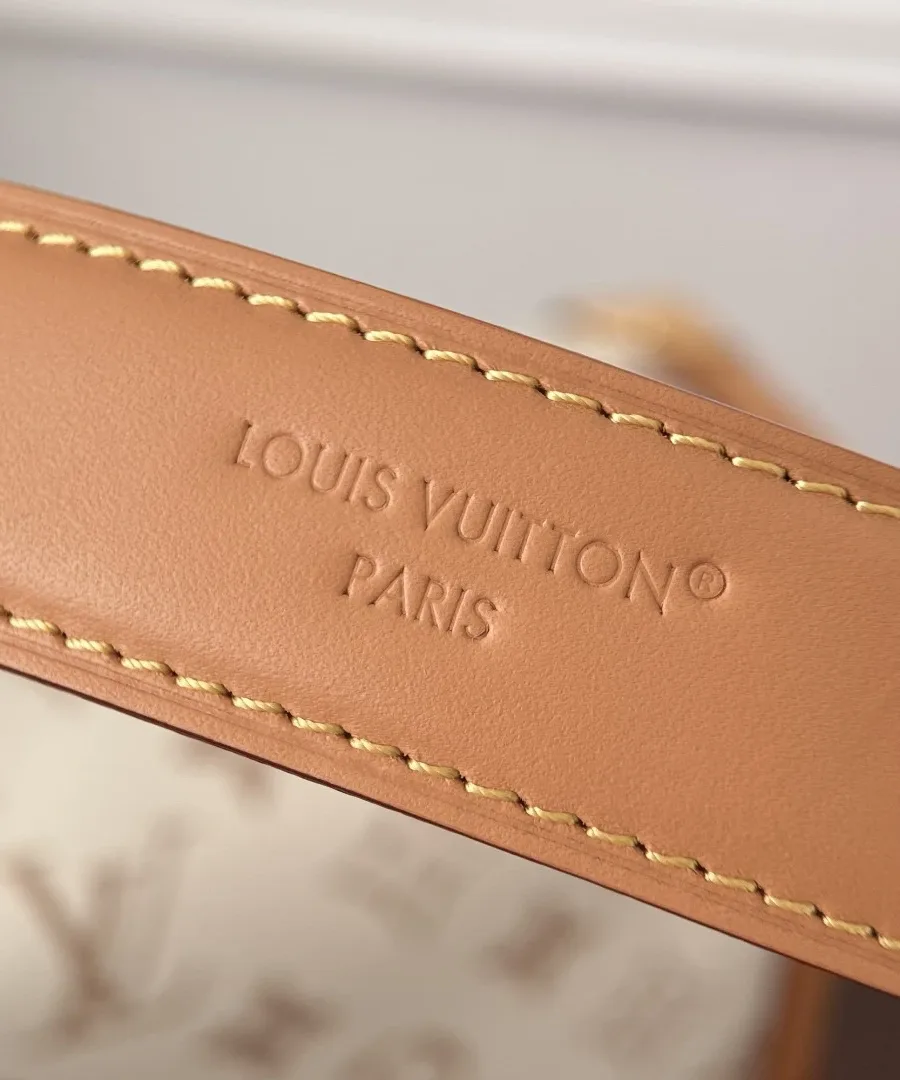 Тиснение Louis Vuitton Paris на кожаном ремне сумки