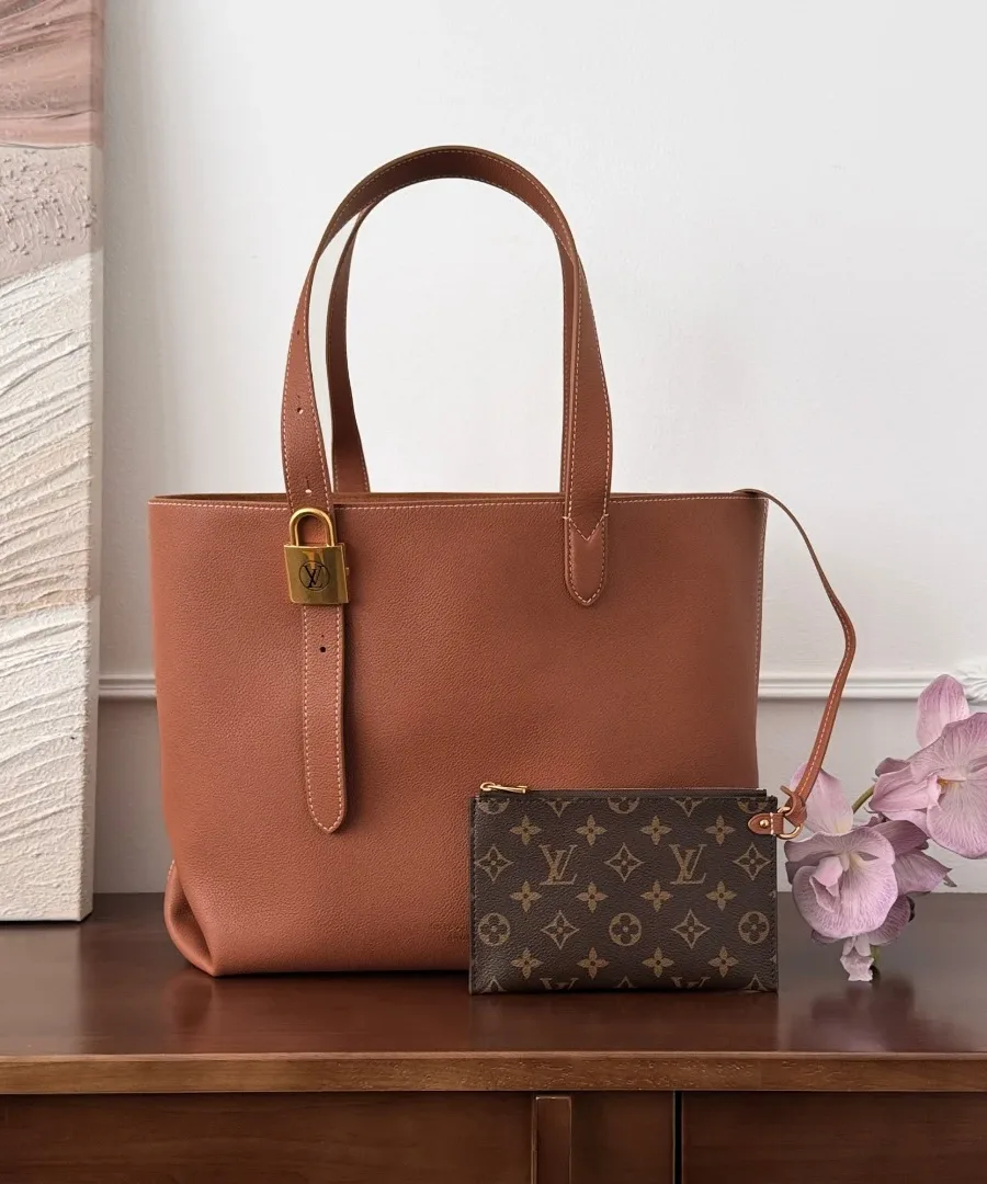 Коричневая сумка-тоут Louis Vuitton Low Key Cabas с замком и съемным пошетом, вид спереди