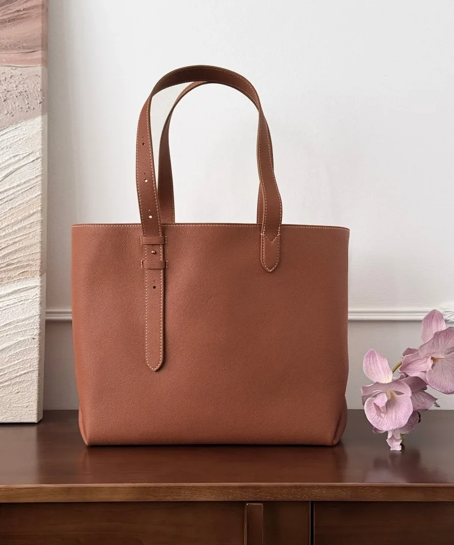 Коричневая кожаная сумка-тоут Louis Vuitton Low Key Cabas, вид сзади
