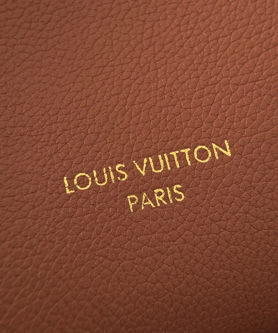 Золотистое тиснение Louis Vuitton Paris на коричневой зернистой коже