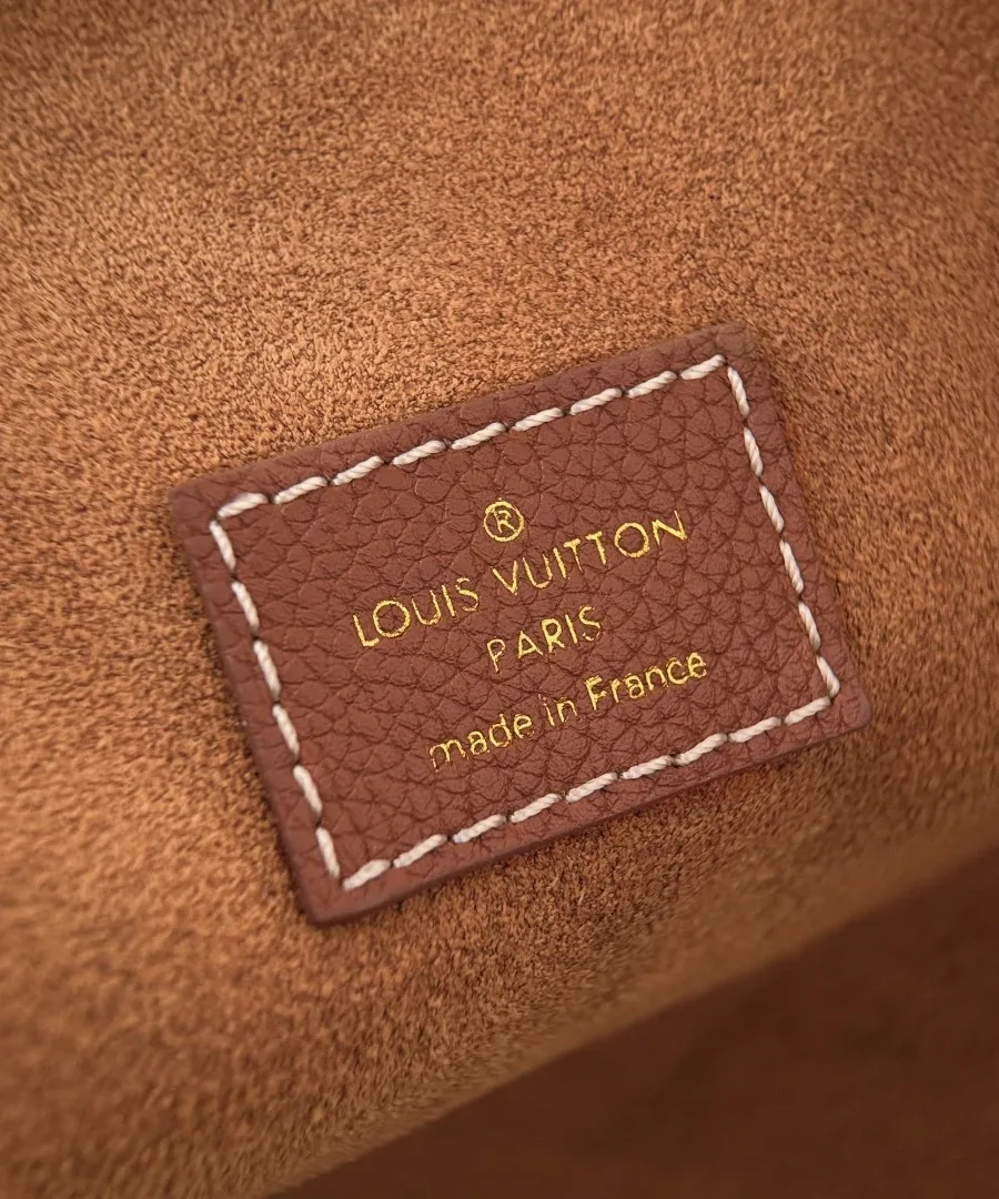 Кожаная нашивка с золотистым тиснением Louis Vuitton Paris внутри сумки