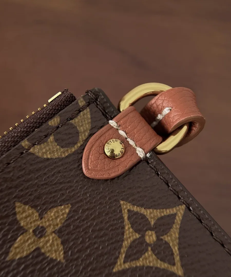 Крупный план крепления ремешка съемного пошета из канвы Monogram