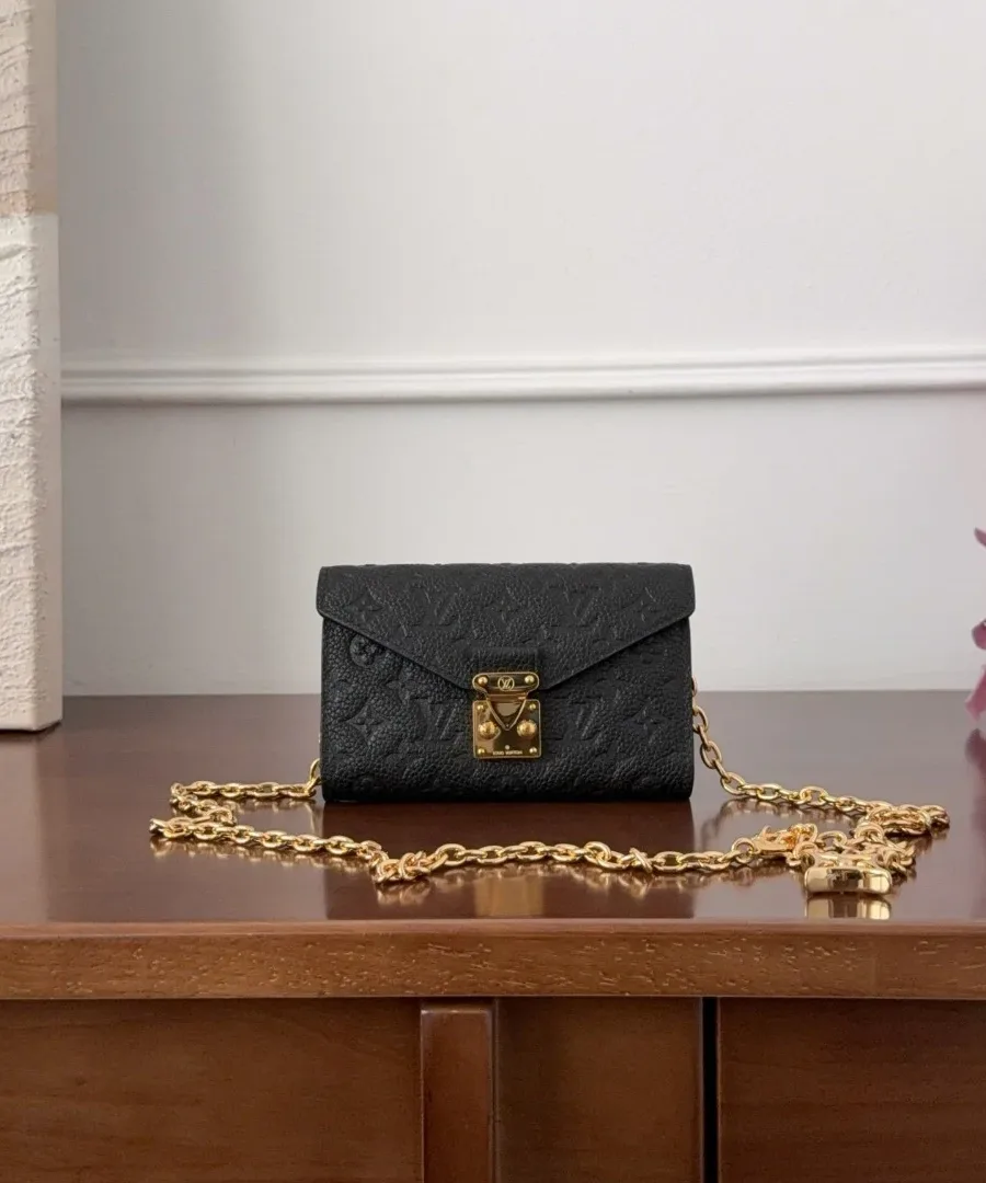 Черная мини-сумка Louis Vuitton Pochette Métis на золотистой цепочке, вид спереди