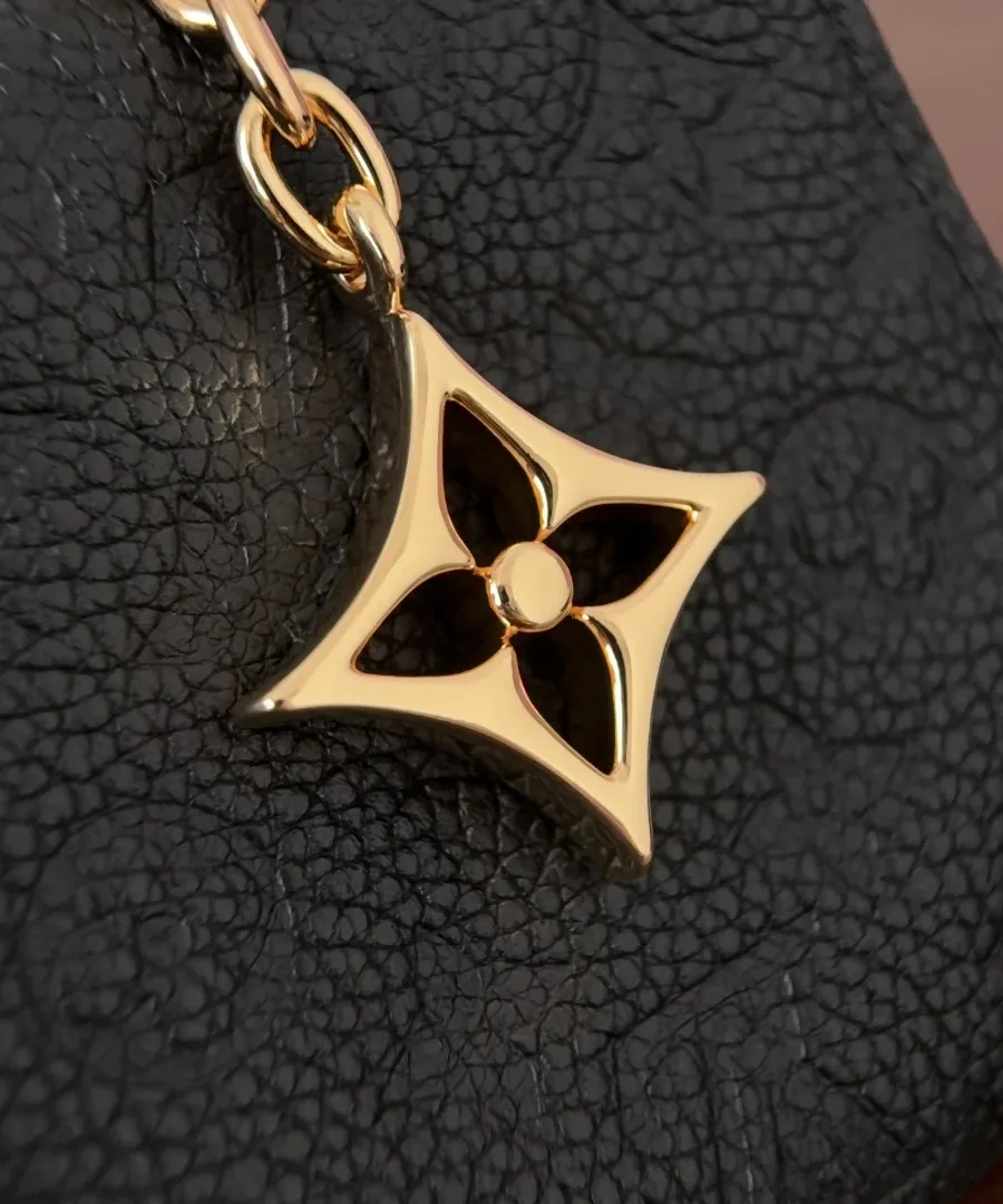Металлический шарм в виде цветка Monogram на цепочке