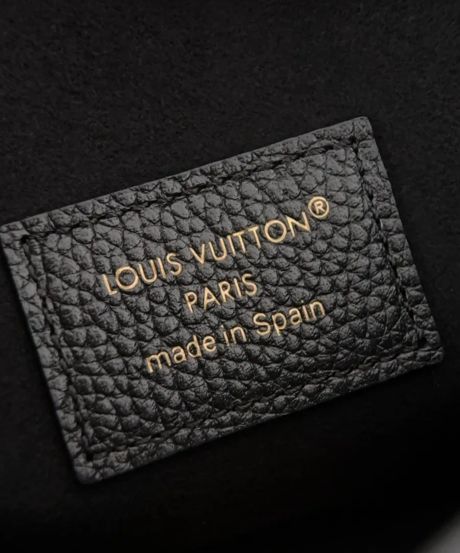 Кожаная нашивка внутри сумки с тиснением Louis Vuitton Paris Made in Spain