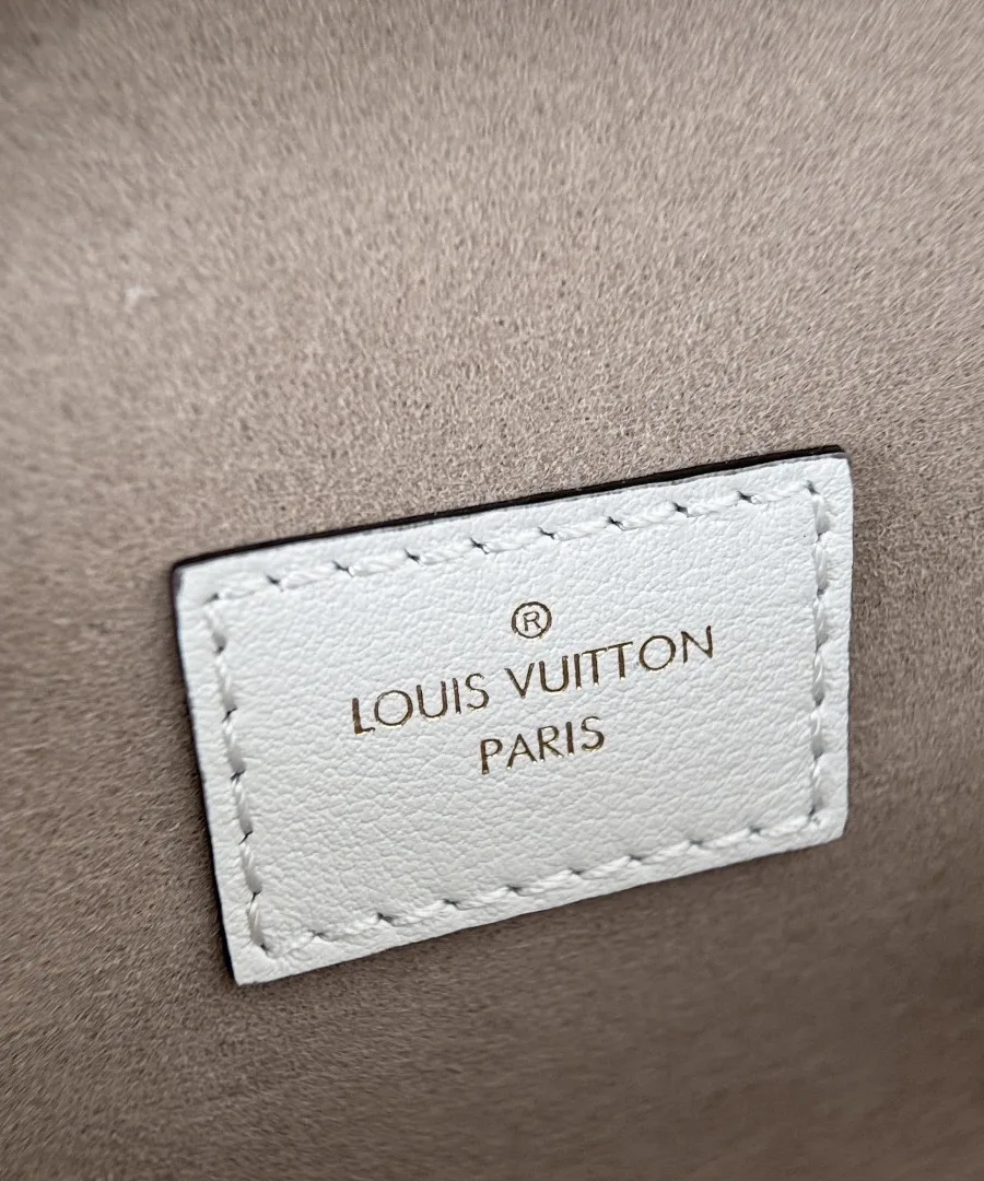 Внутренний кожаный ярлык с тиснением Louis Vuitton Paris на светлой подкладке