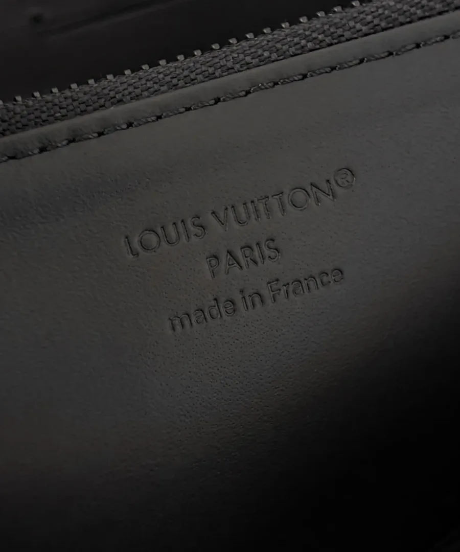 Крупный план внутреннего тиснения Louis Vuitton Paris made in France