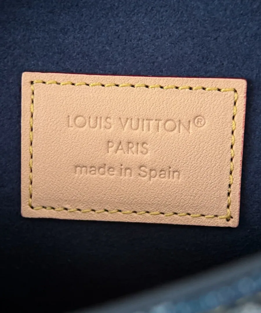 Крупный план кожаной нашивки с тиснением Louis Vuitton Paris