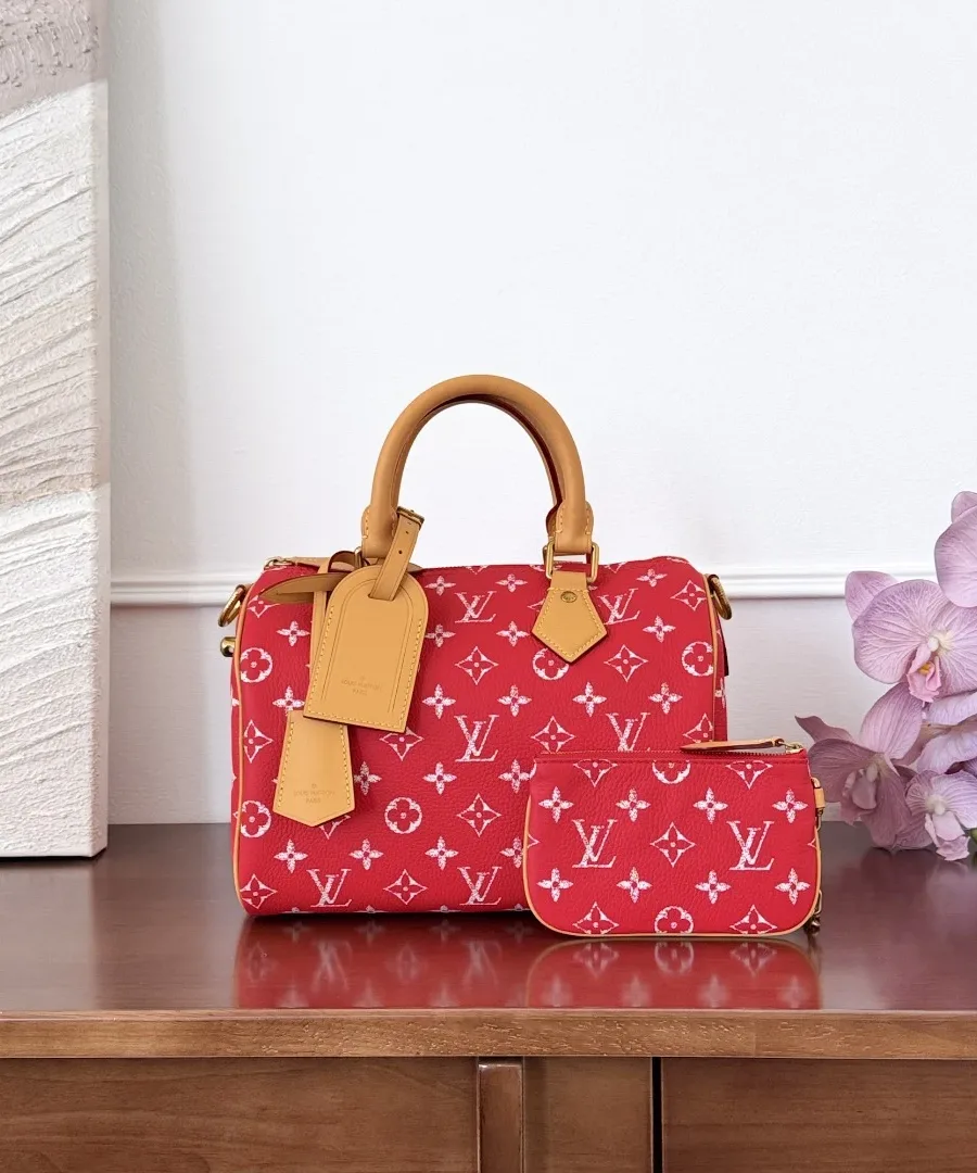 Сумка Louis Vuitton Speedy 25 красного цвета с белой монограммой, вид спереди с мини-кошельком
