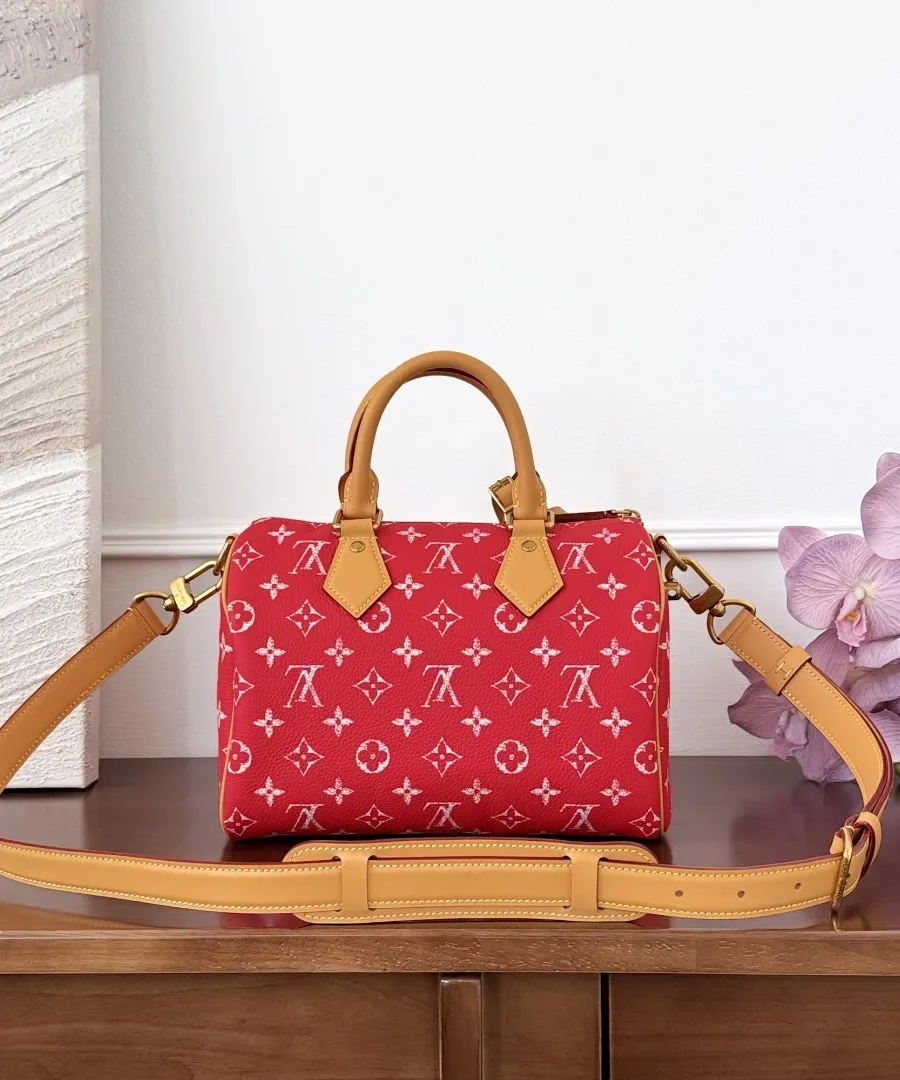 Красная сумка Speedy 25 с пристегнутым кожаным плечевым ремнем, вид спереди