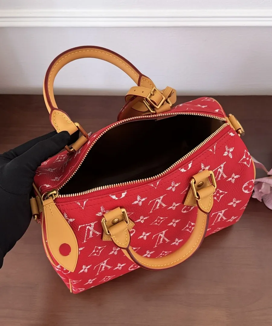 Вид сверху на открытое основное отделение сумки Speedy 25