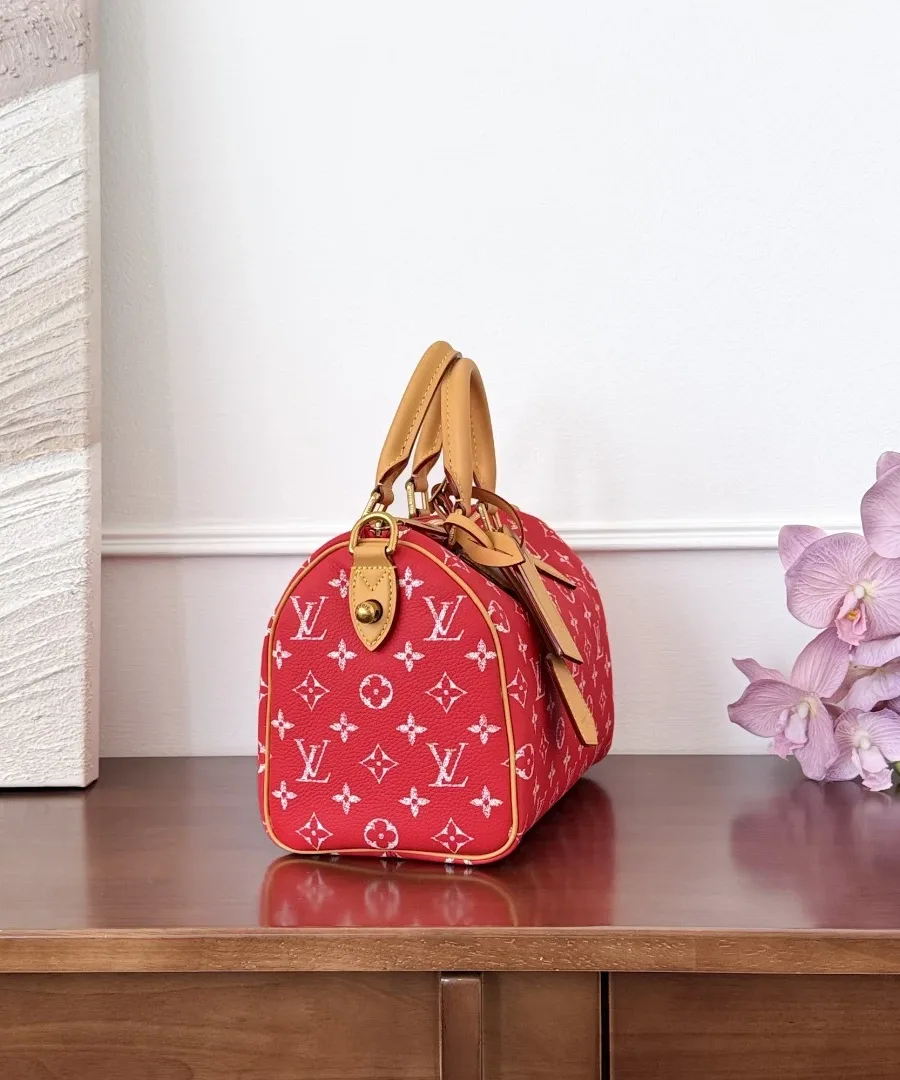 Сумка Speedy 25 из красной кожи с белым принтом, вид сбоку