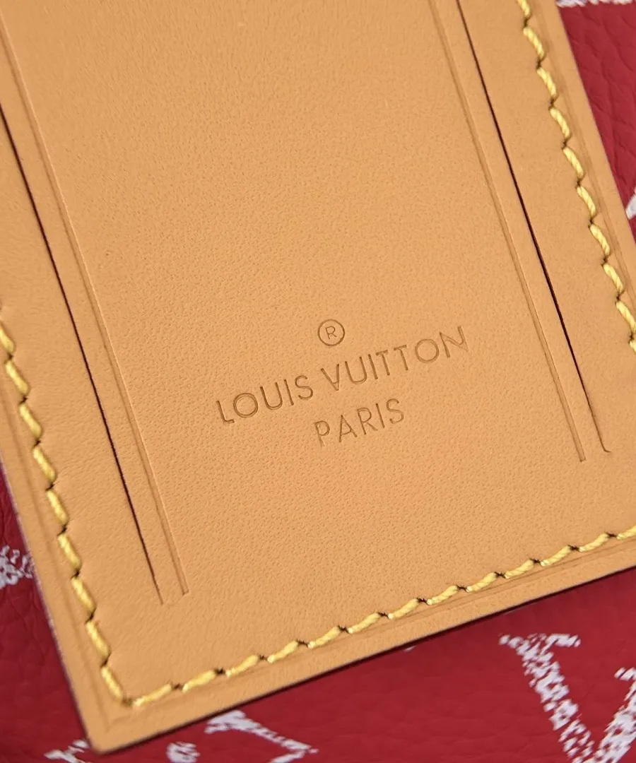 Крупный план кожаного багажного тега с тиснением Louis Vuitton Paris