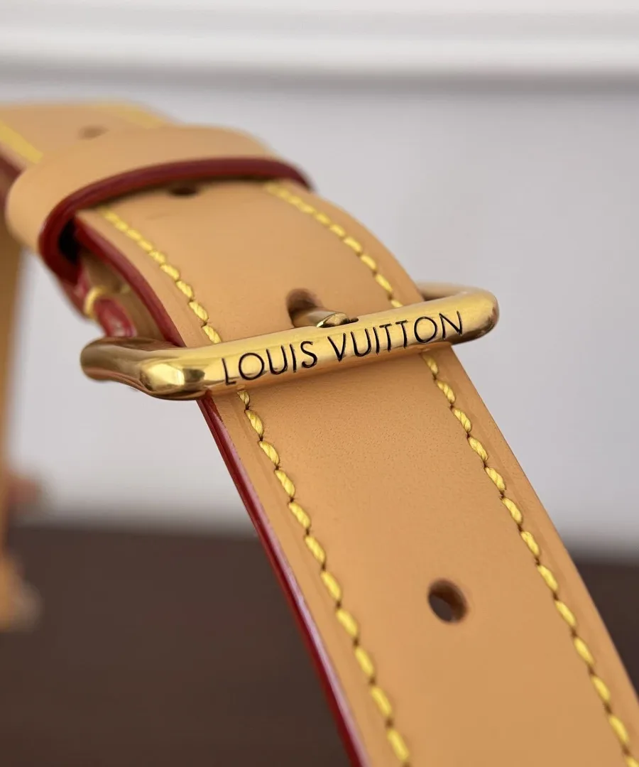 Крупный план пряжки плечевого ремня с гравировкой Louis Vuitton