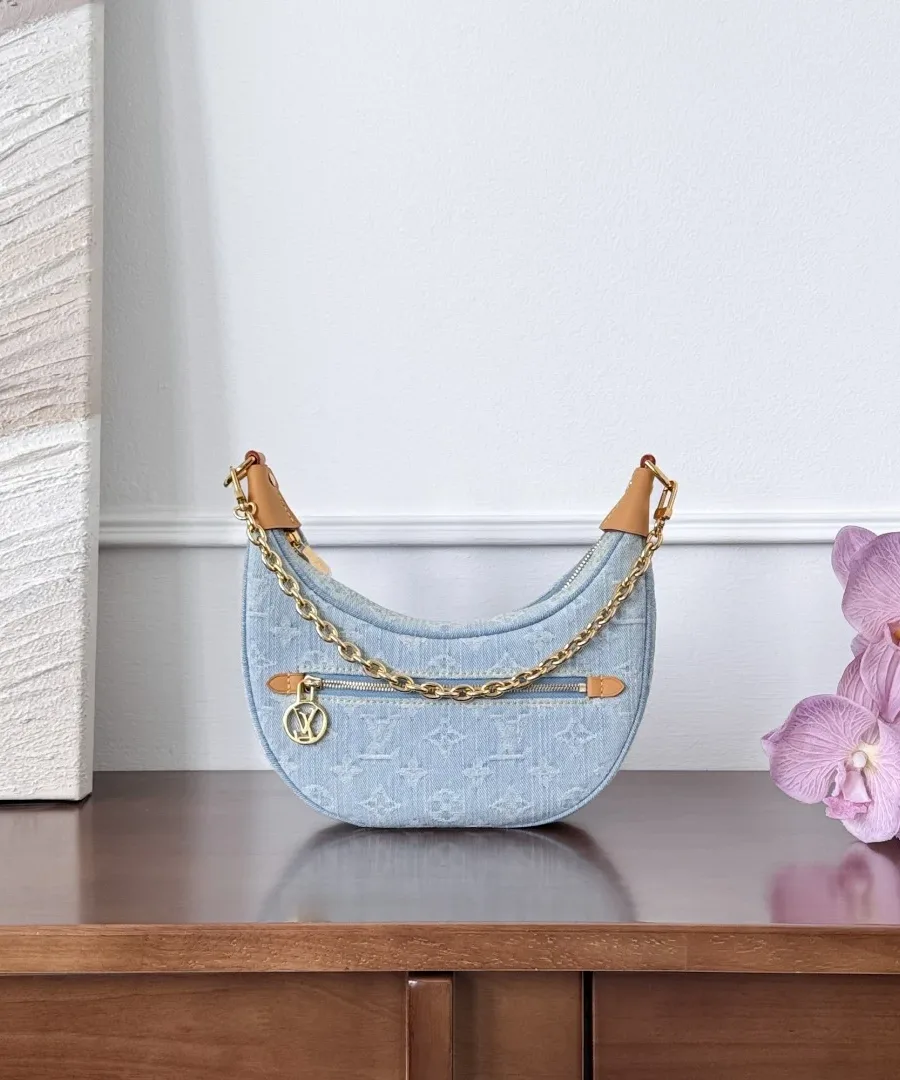 Голубая джинсовая сумка Louis Vuitton Loop в форме полумесяца с золотистой цепочкой
