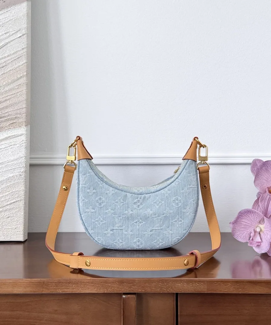 Голубая сумка Louis Vuitton Loop из денима с кожаным плечевым ремнем