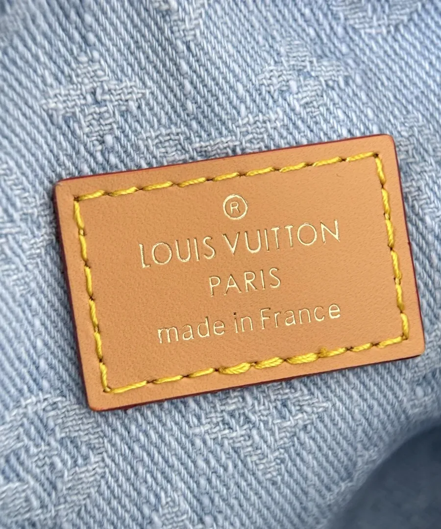 Кожаная нашивка с тиснением Louis Vuitton Paris внутри сумки