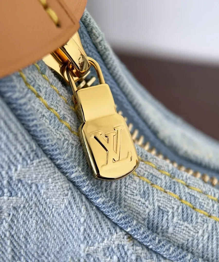 Золотистый замок-молния с логотипом LV на сумке Louis Vuitton Loop