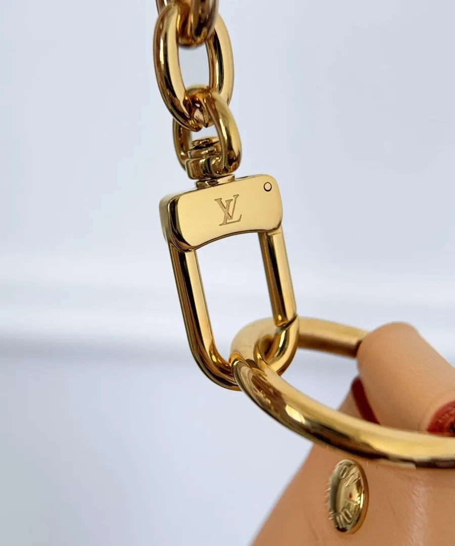 Крупный план карабина золотистой цепочки сумки Louis Vuitton Loop