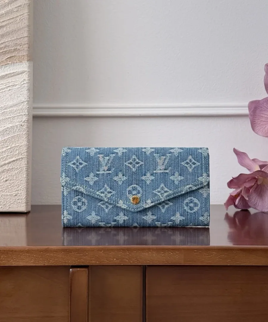 Голубой джинсовый кошелек Louis Vuitton Sarah с узором Monogram, вид спереди