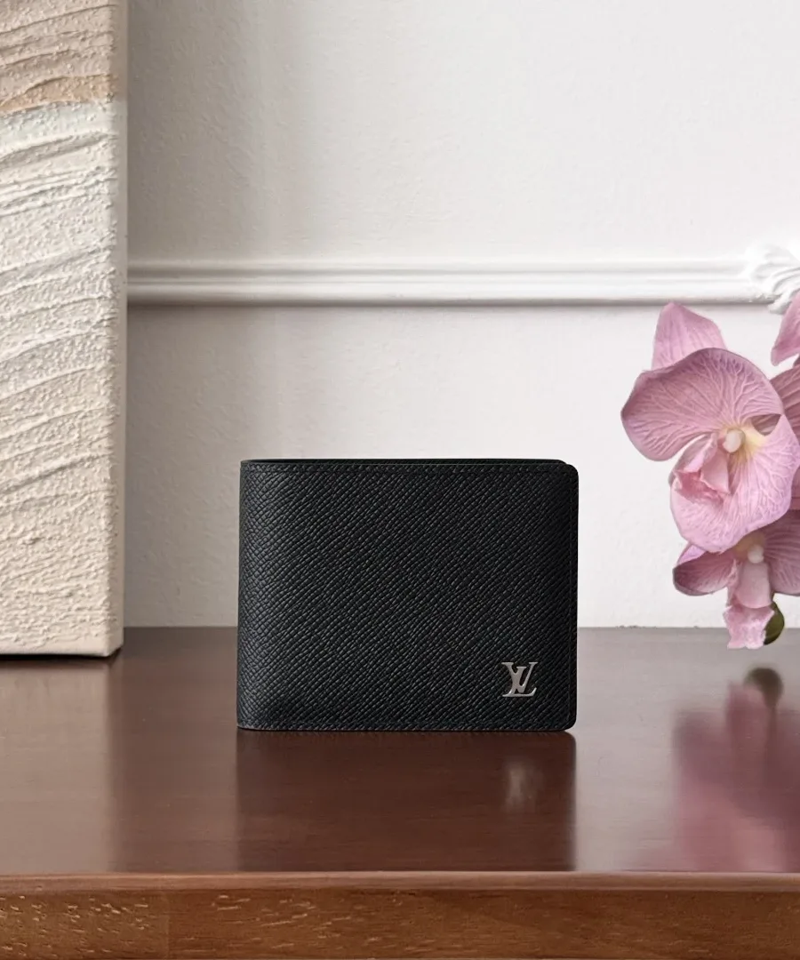Черное кожаное портмоне Louis Vuitton Multiple, вид спереди