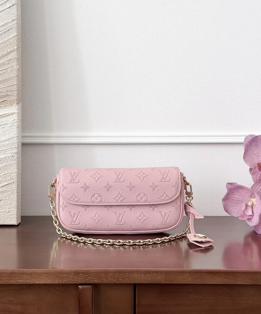 Розовая сумка на плечо Louis Vuitton Ivy с золотистой цепочкой и кожаным ярлыком, вид спереди