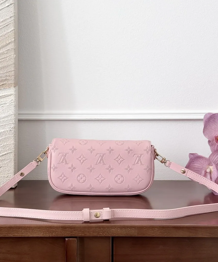 Розовая сумка Louis Vuitton Ivy с прикрепленным кожаным плечевым ремнем, вид спереди