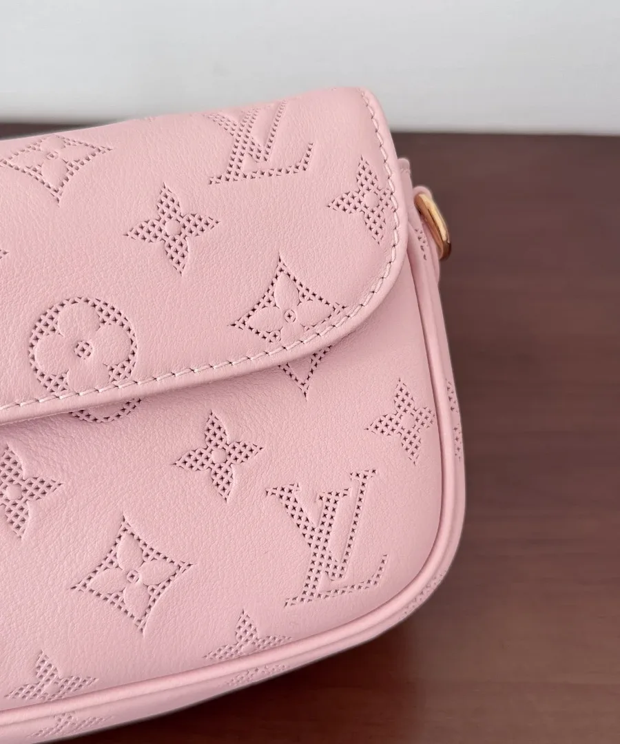 Крупный план перфорированной розовой кожи с узором Monogram